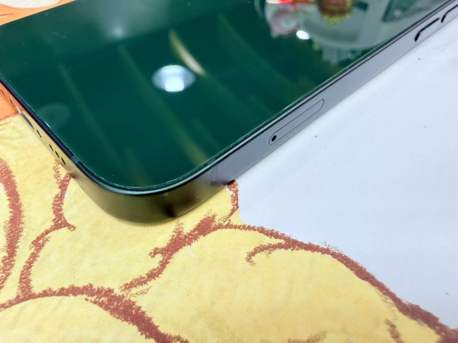 ?iPhone 13 128g 綠 電池100% 換過副廠螢幕 鏡頭旁邊小傷 無盒裝有配件