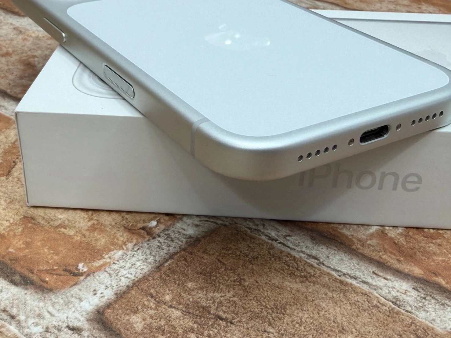 iPhone 17 Pro 256g 白 電池94% 保固到2026/12/12 邊框一角小傷 有盒裝有配件