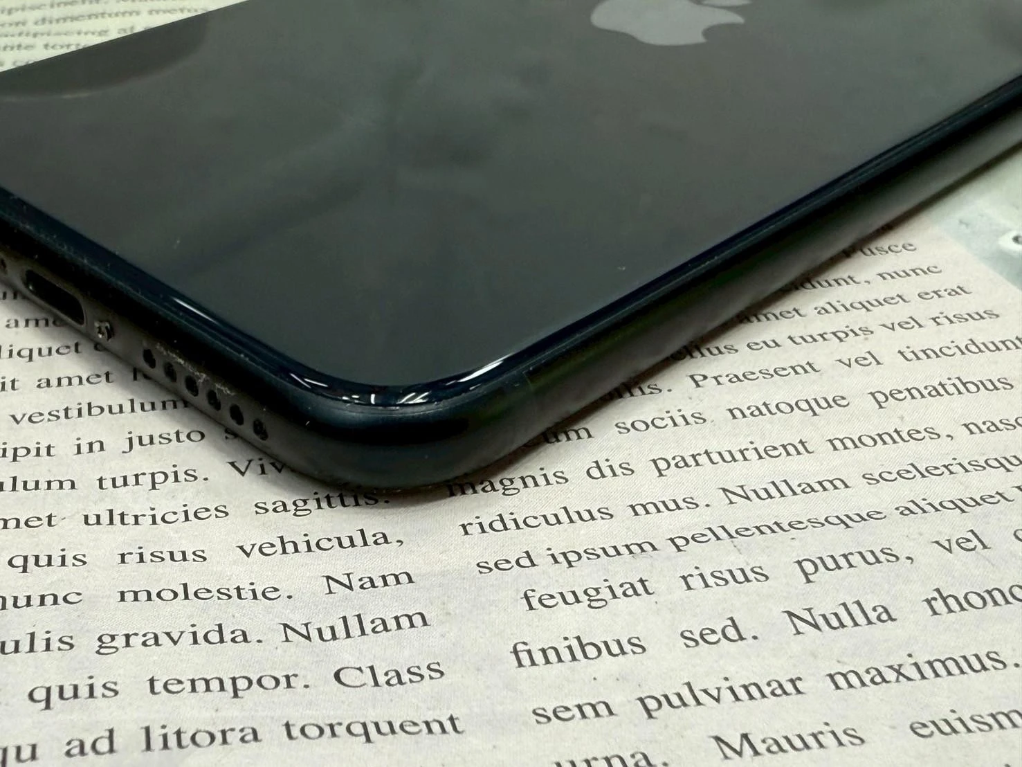 iPhone SE3 64G 黑 電池82% 有盒裝有配件