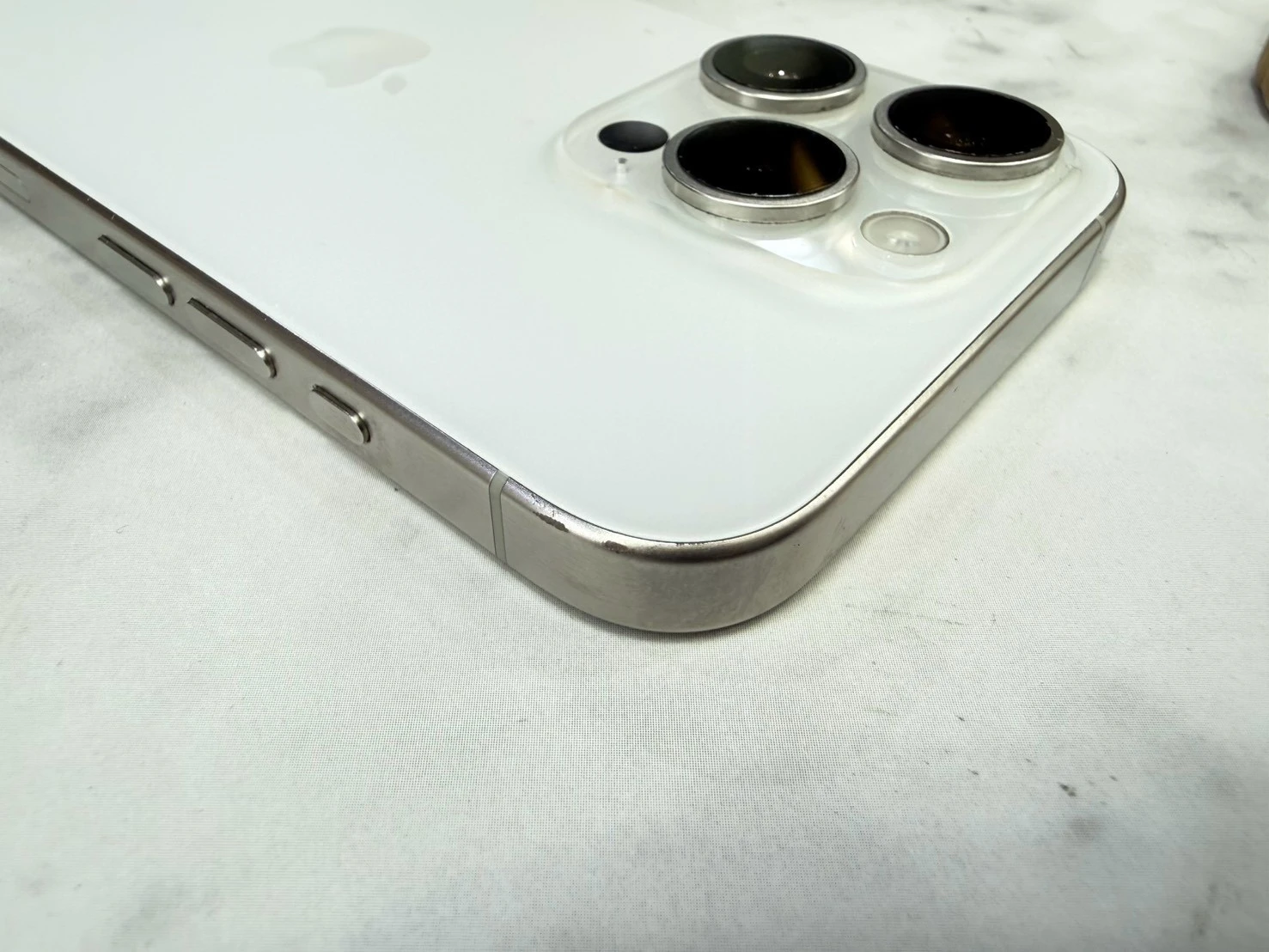 iPhone 15 Pro 512G 白 電池81% (相機3倍鏡不能使用其他都正常.螢幕小亮點如圖不影響使用客戶已使用一年沒有擴大)(邊角一小傷大容量反映在價格上)無盒裝有配件