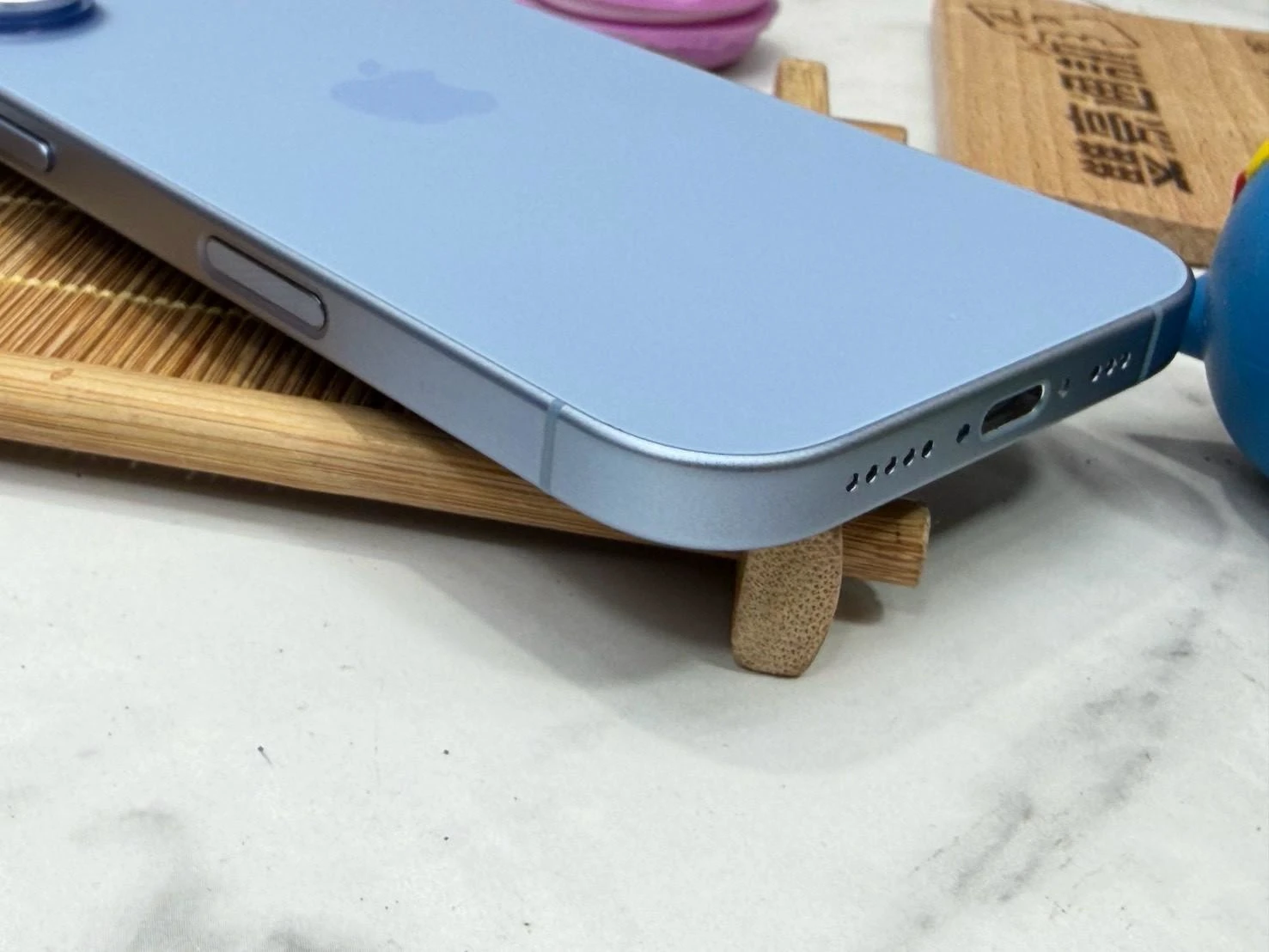 iPhone 17 256g 藍 電池93% 換過原廠前相機之後會跳Face ID問題 但Face ID正常 換過原廠螢幕 無盒裝有配件