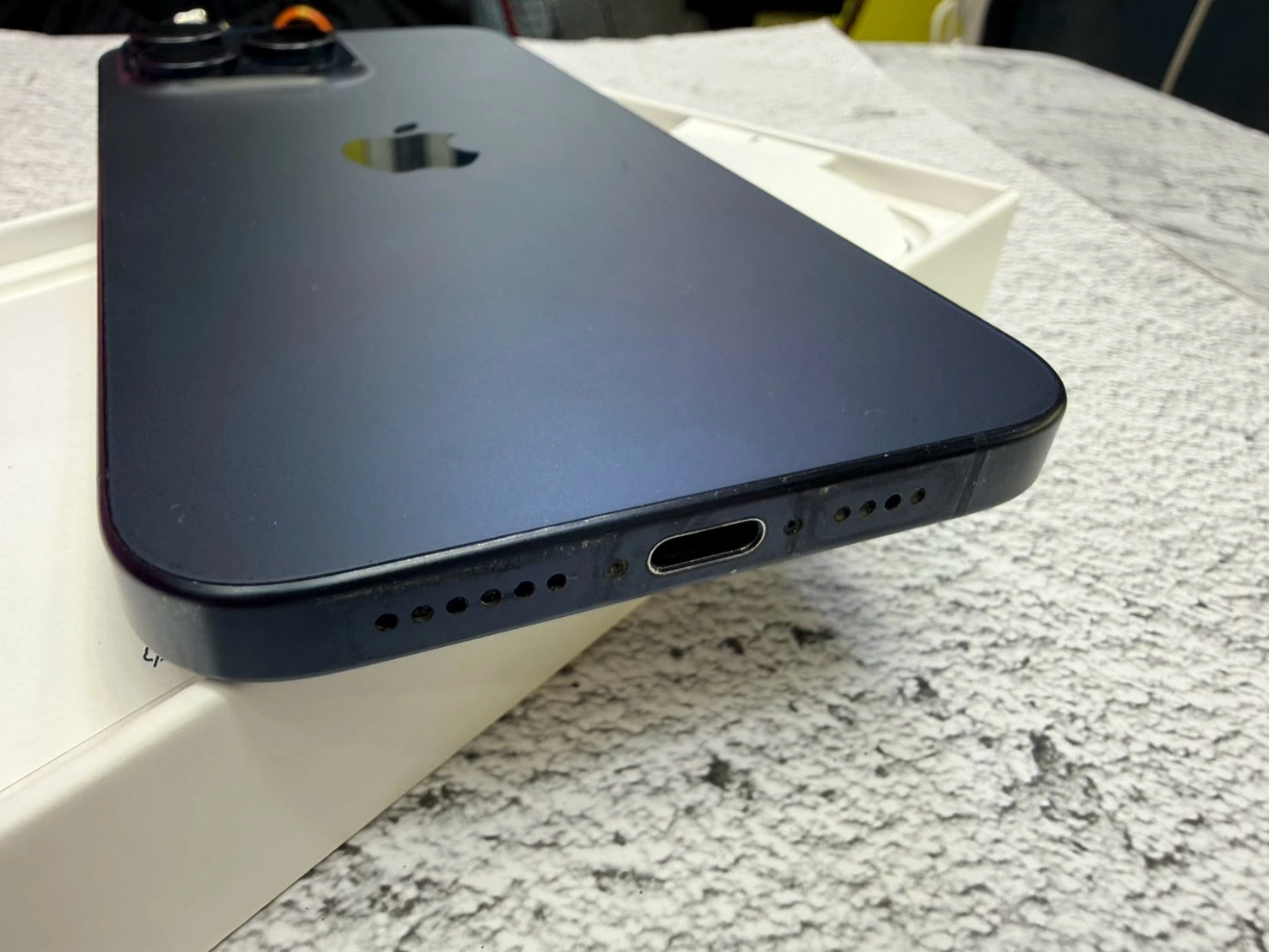 iPhone 15 Pro Max 512g 藍 電池79% (邊框小傷) 無盒裝有配件
