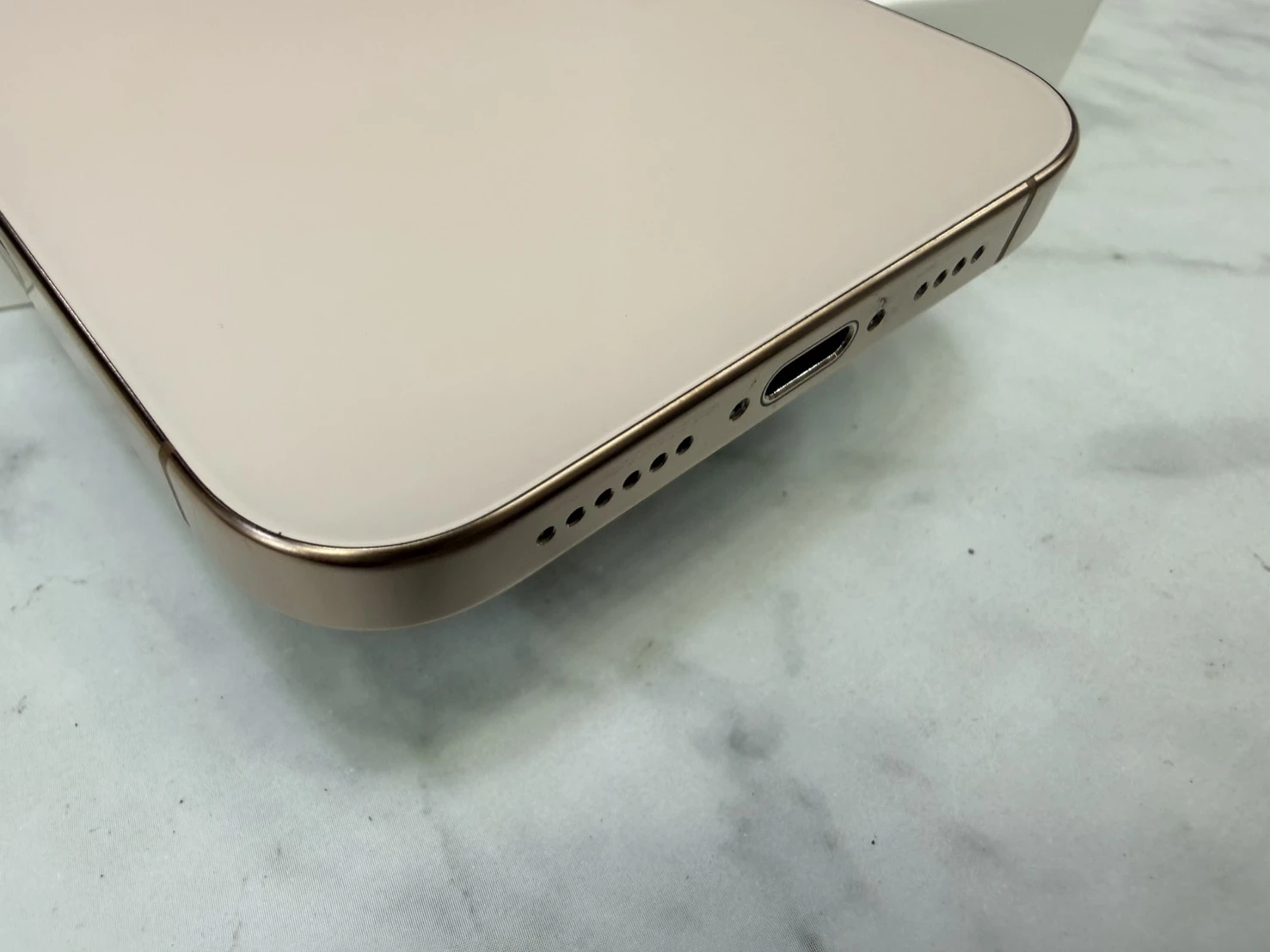 iPhone 16 Pro max 256g 金 電池91% (螢幕左上小刮傷)有盒裝有配件