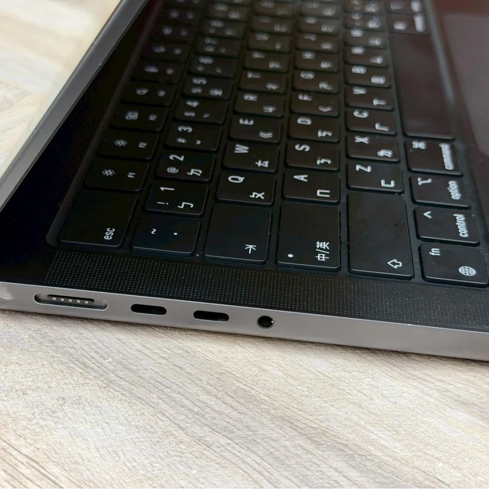  2023 年 MacBook Pro M3 14寸  ( 18G+1TB )  極新！！！電池10