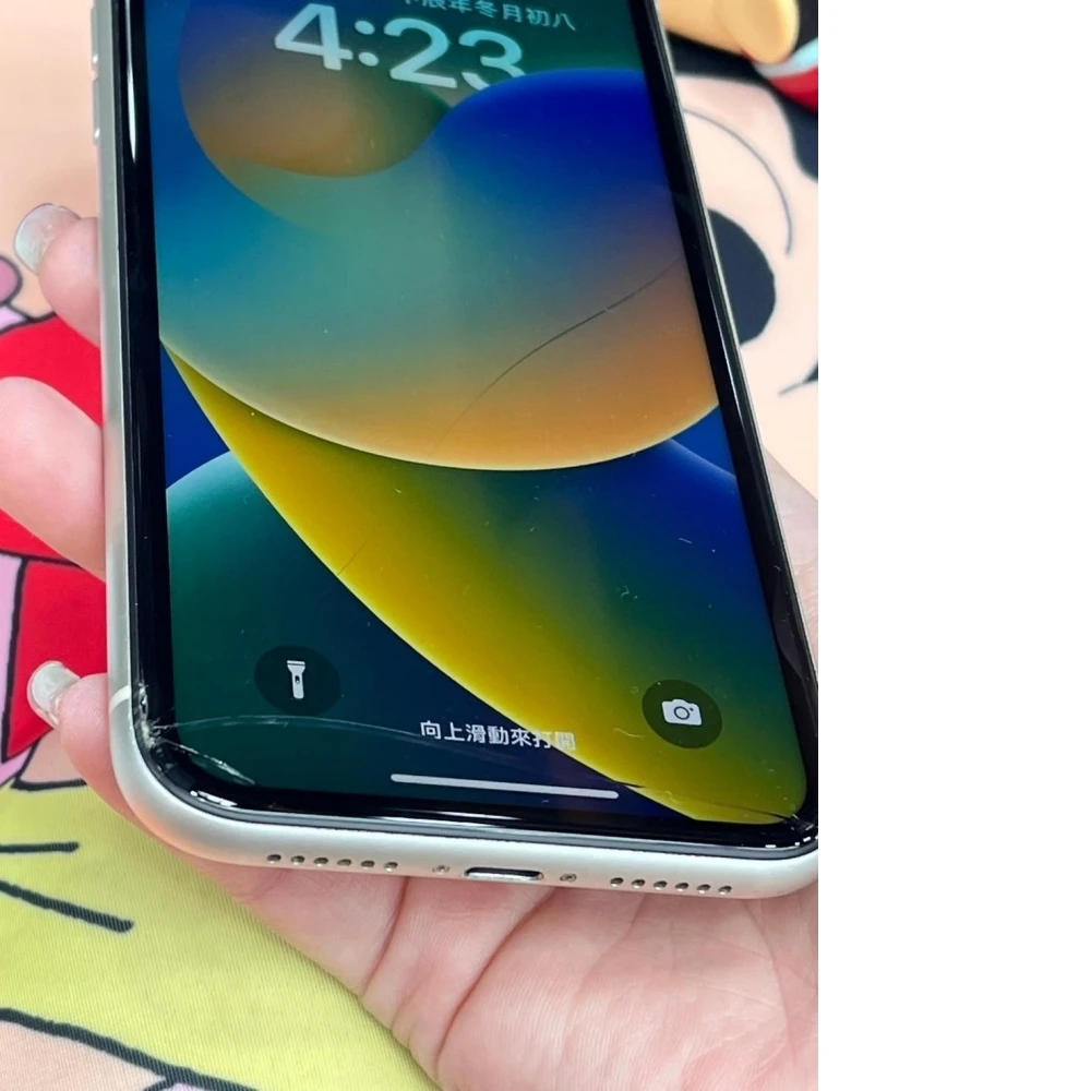 iPhone 11 64g 白 電池73% 螢幕有裂 無盒裝有配件