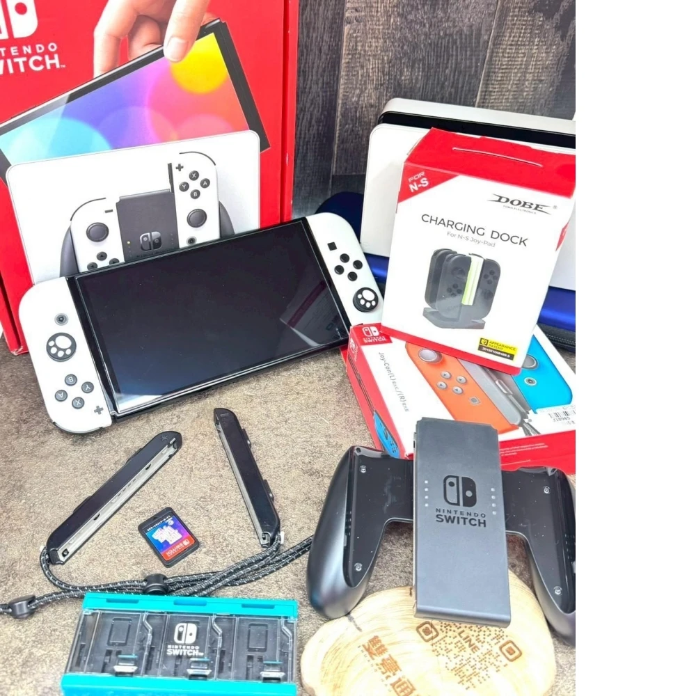 Switch OLED版 主機 附遊戲片x1 + 主機擴充手把座+主機包(多贈一個手把獨立充電座+