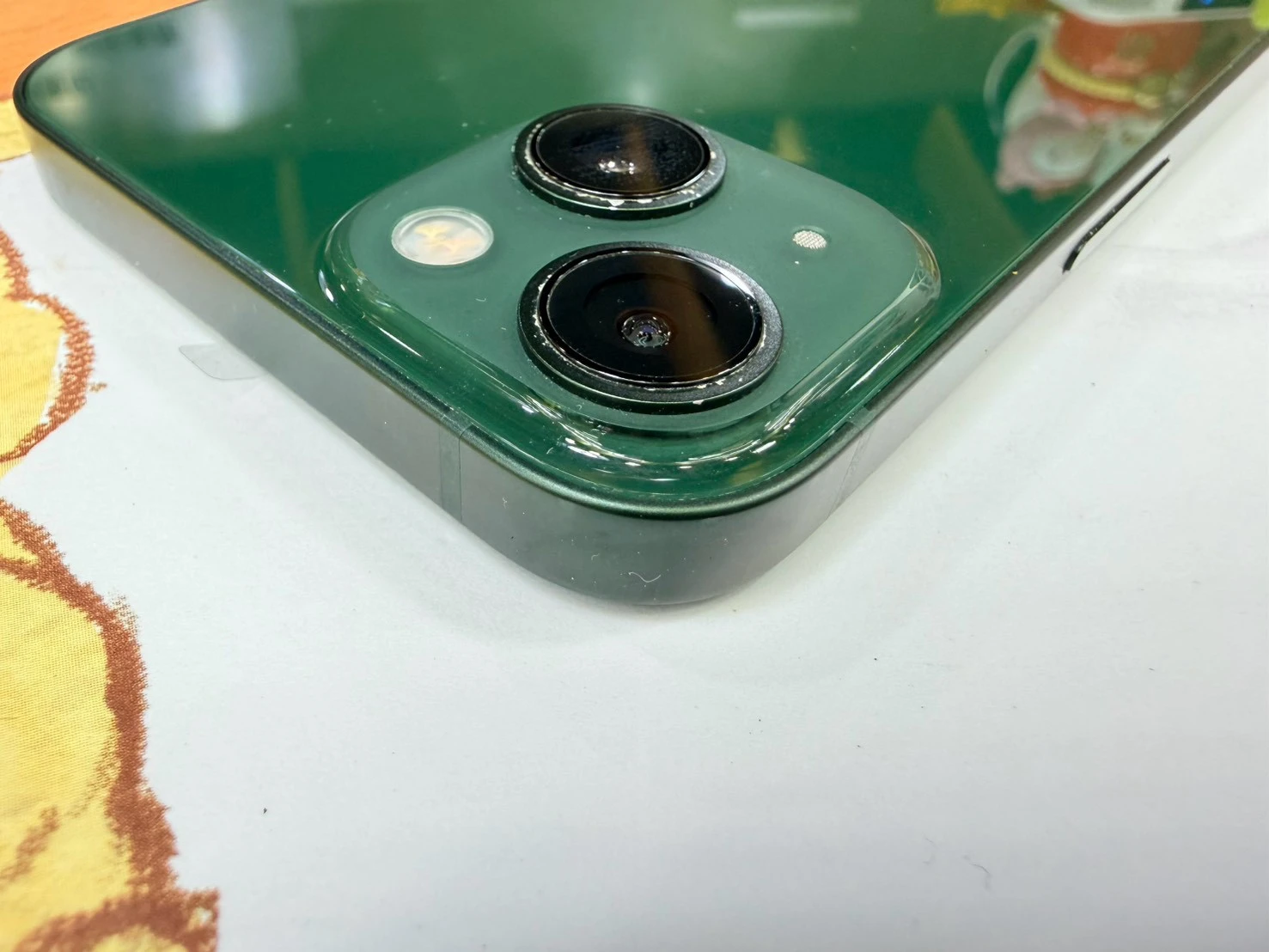 ?iPhone 13 128g 綠 電池100% 換過副廠螢幕 鏡頭旁邊小傷 無盒裝有配件