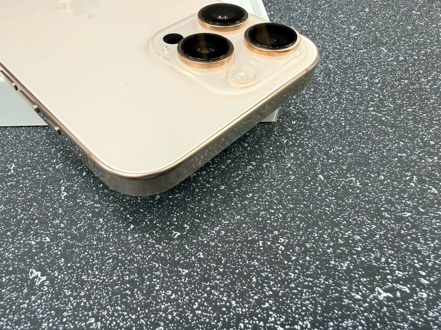 iPhone 16 pro max 1TB金 電池94% 有盒裝有配件