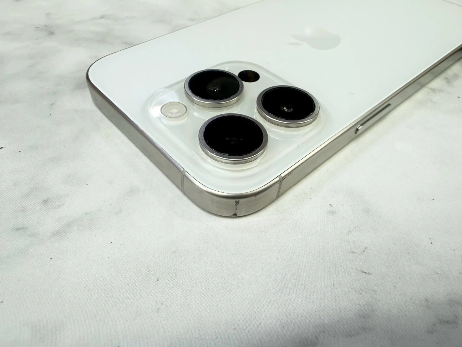 iPhone 15 Pro 512G 白 電池81% (相機3倍鏡不能使用其他都正常.螢幕小亮點如圖不影響使用客戶已使用一年沒有擴大)(邊角一小傷大容量反映在價格上)無盒裝有配件
