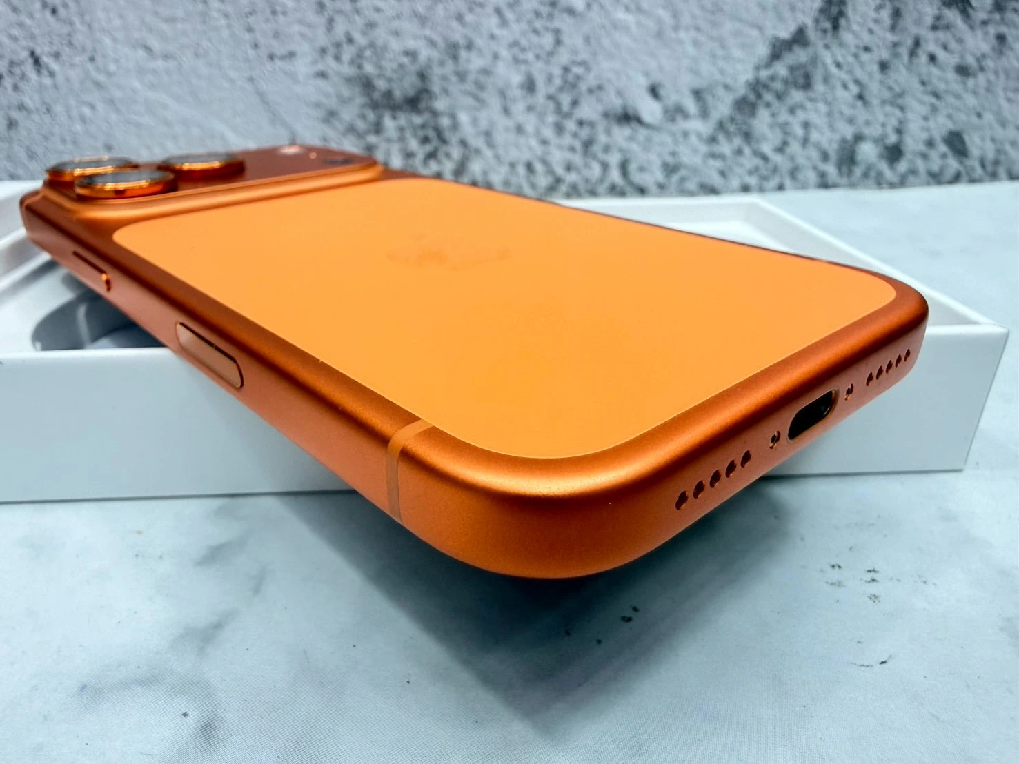 iPhone 17 Pro 512g 橘 電池90% 邊框有兩角微微傷 有盒裝有配件