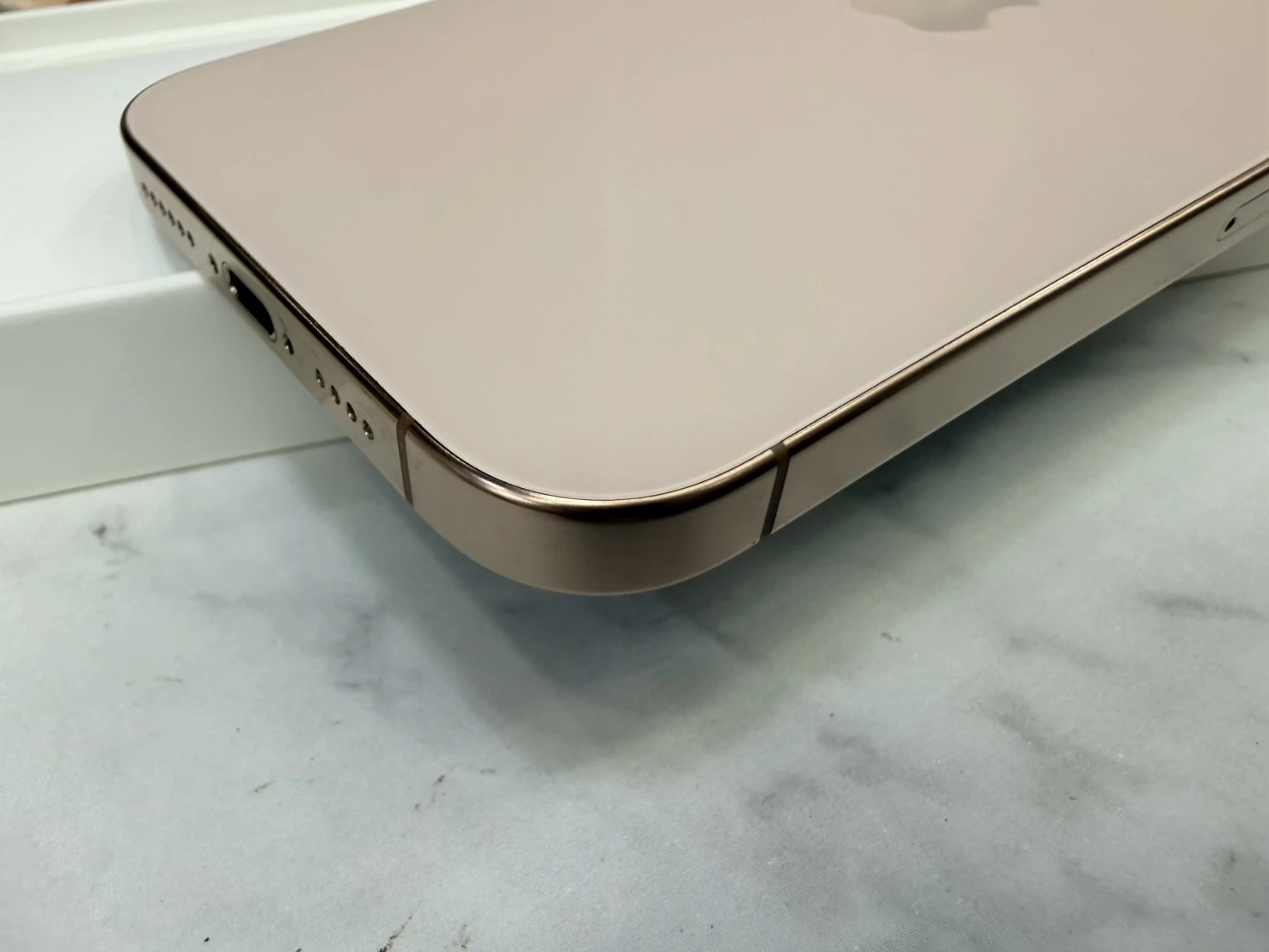 iPhone 16 Pro max 256g 金 電池91% (螢幕左上小刮傷)有盒裝有配件