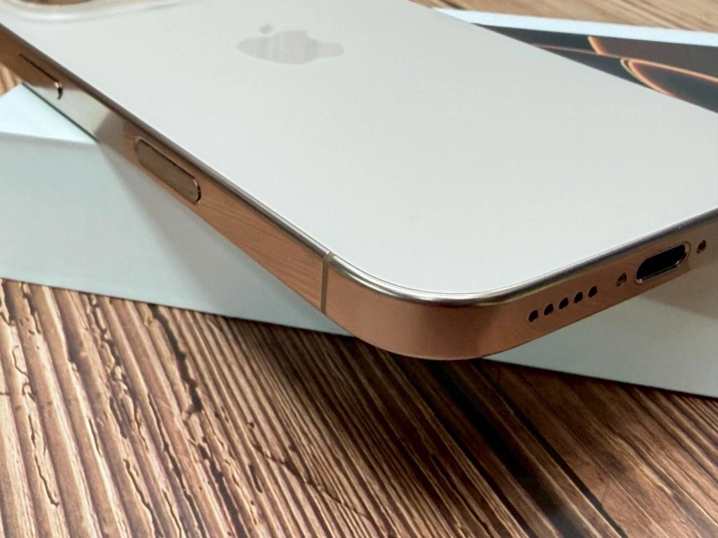 iPhone 16 Pro 256g 金 電池89% 有盒裝有配件