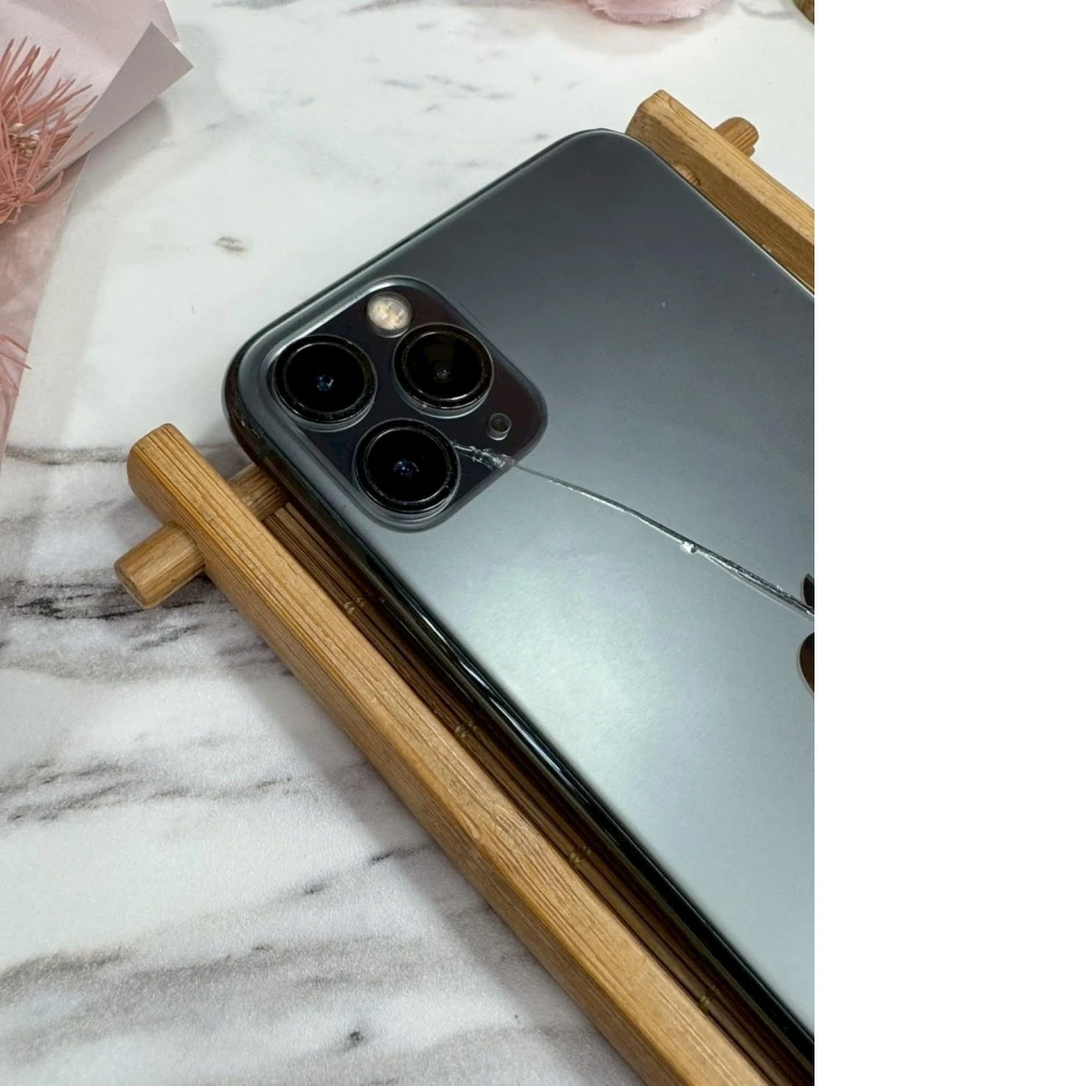 iPhone 11 Pro Max 256g 黑 副廠電池97%換過副廠螢幕 背板裂 無盒裝有配件