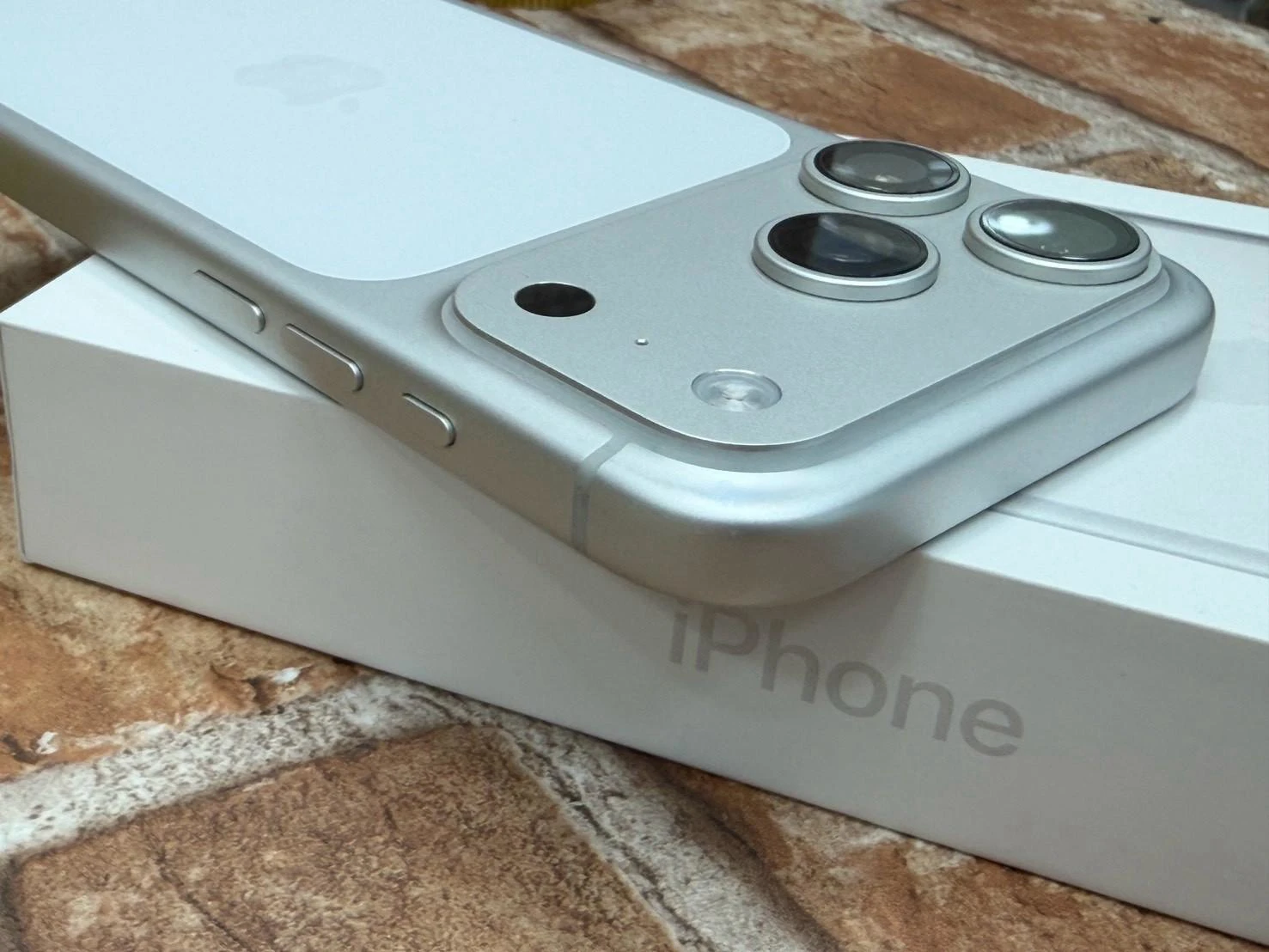 iPhone 17 Pro 256g 白 電池94% 保固到2026/12/12 邊框一角小傷 有盒裝有配件