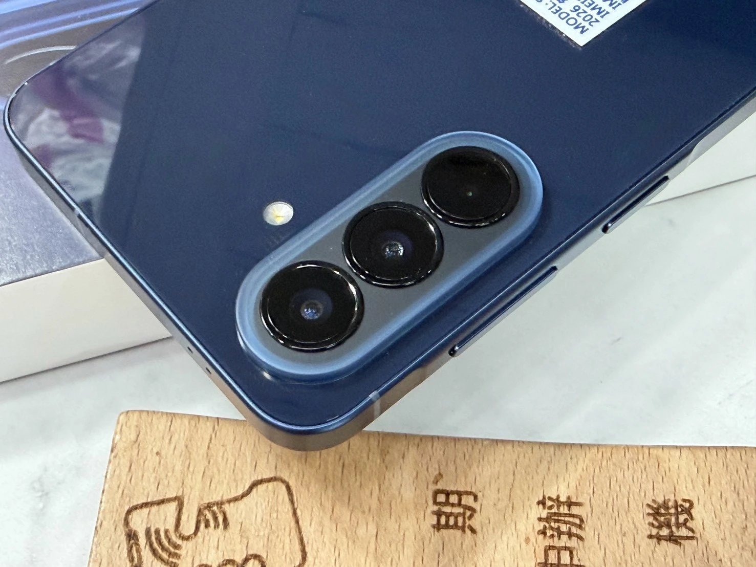 ?SAMSUNG Galaxy A57 (12+256G) 深藍 螢幕有小漏液 不影響觸控 有盒裝有配件 