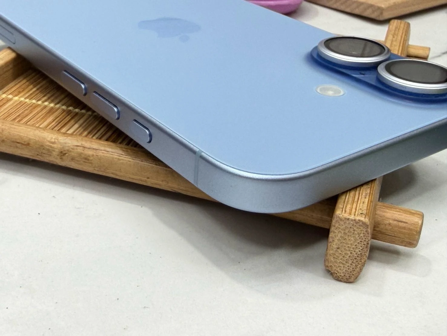 iPhone 17 256g 藍 電池93% 換過原廠前相機之後會跳Face ID問題 但Face ID正常 換過原廠螢幕 無盒裝有配件
