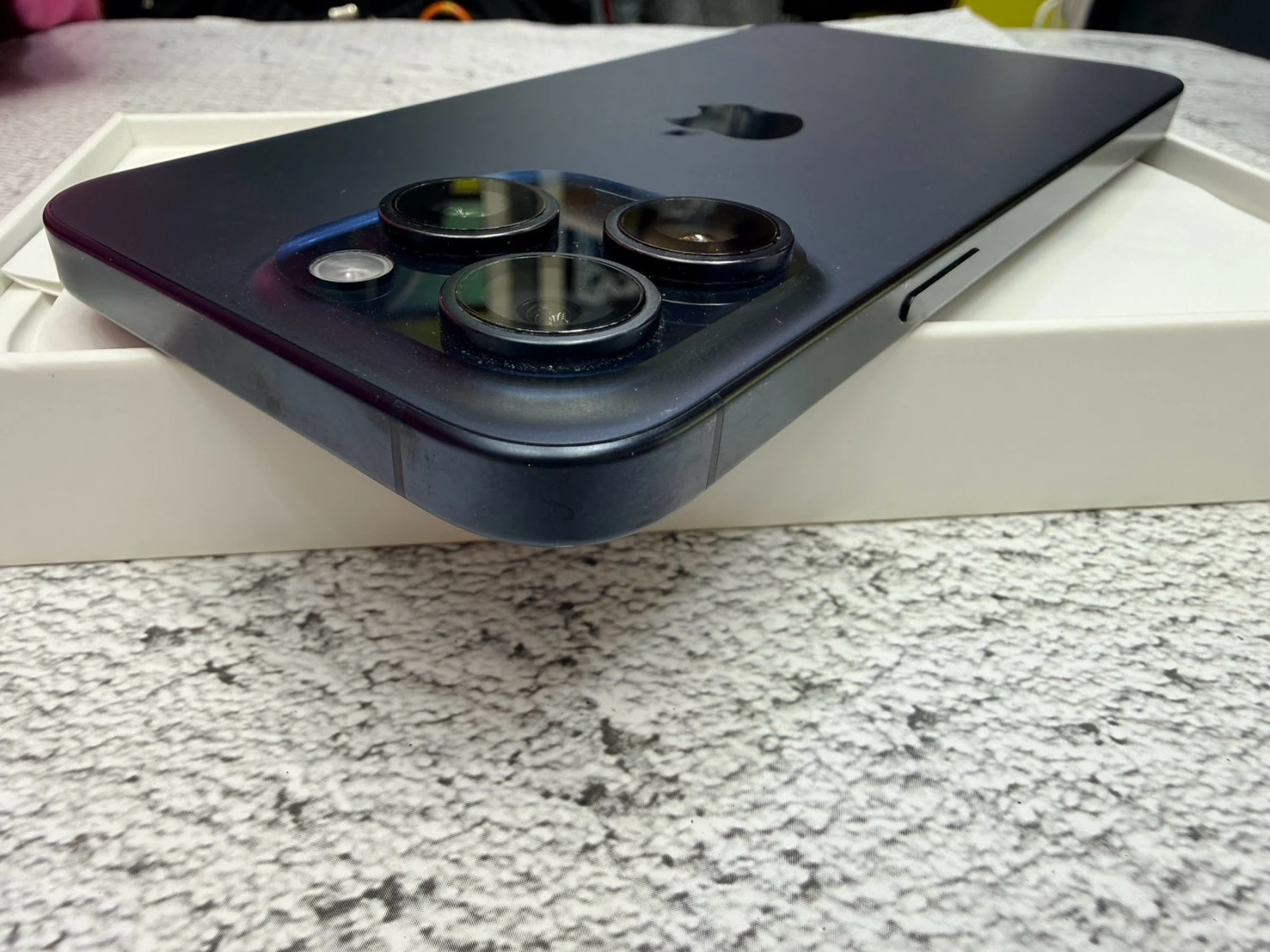 iPhone 15 Pro Max 512g 藍 電池79% (邊框小傷) 無盒裝有配件
