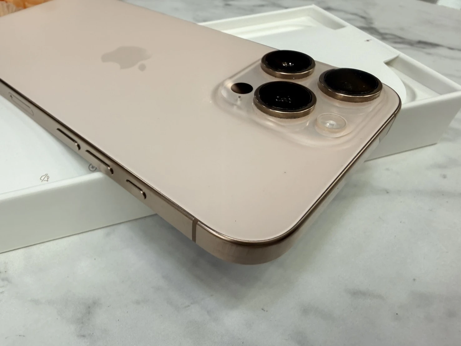 iPhone 16 Pro max 256g 金 電池91% (螢幕左上小刮傷)有盒裝有配件