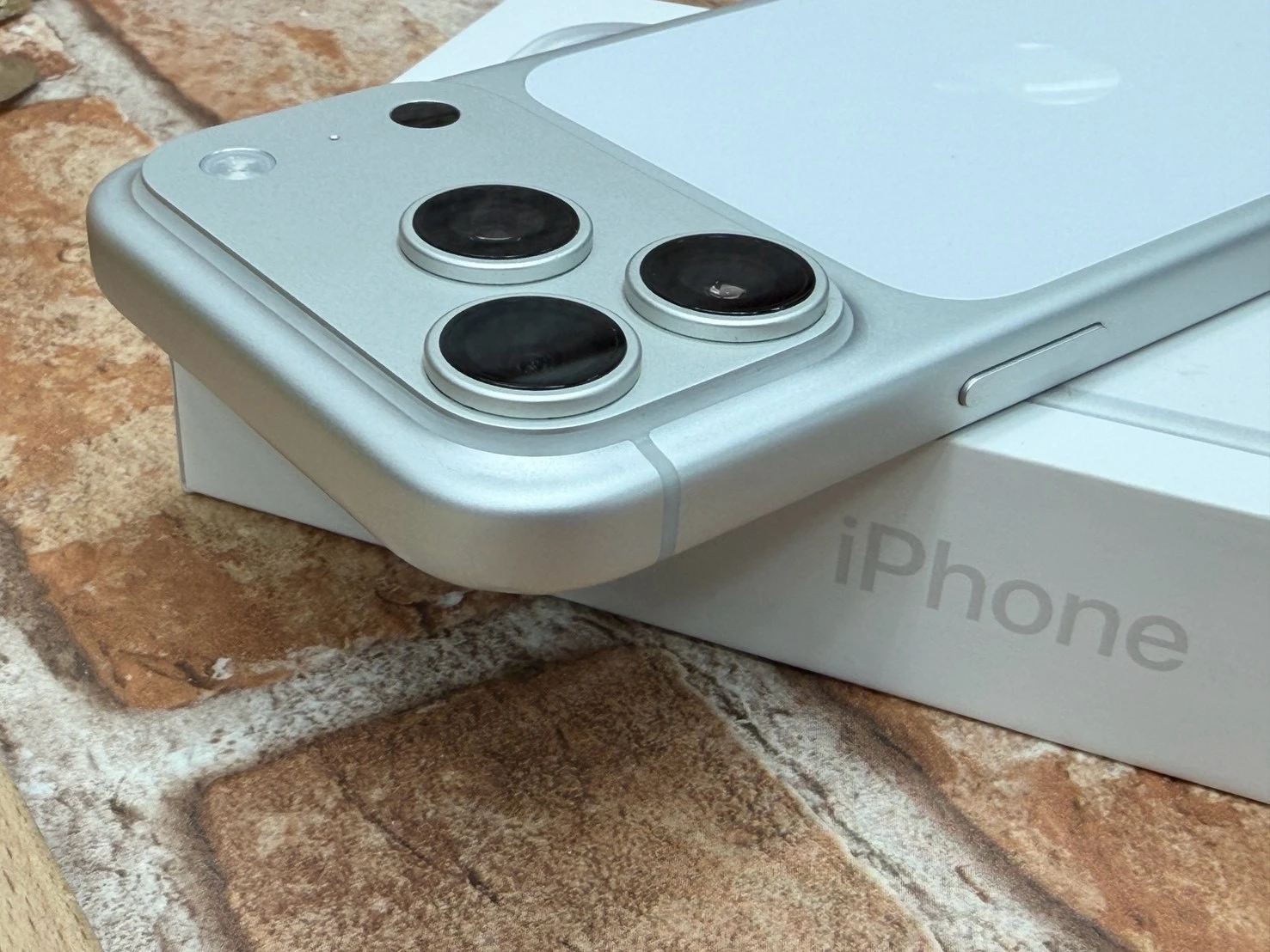 iPhone 17 Pro 256g 白 電池94% 保固到2026/12/12 邊框一角小傷 有盒裝有配件