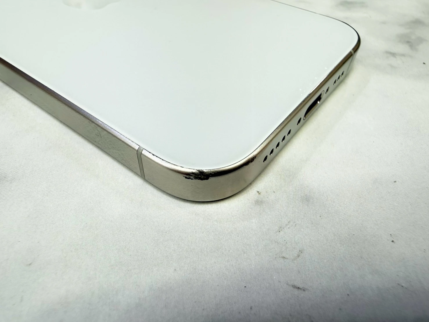 iPhone 15 Pro 512G 白 電池81% (相機3倍鏡不能使用其他都正常.螢幕小亮點如圖不影響使用客戶已使用一年沒有擴大)(邊角一小傷大容量反映在價格上)無盒裝有配件