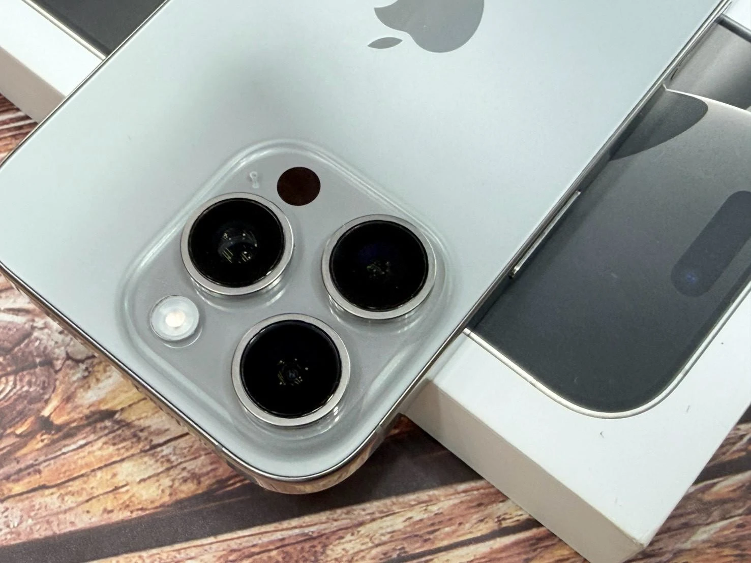 iPhone 16 Pro 256G 鈦 電池84% 螢幕有漏液 稀有版本18.7.8 有盒裝有配件