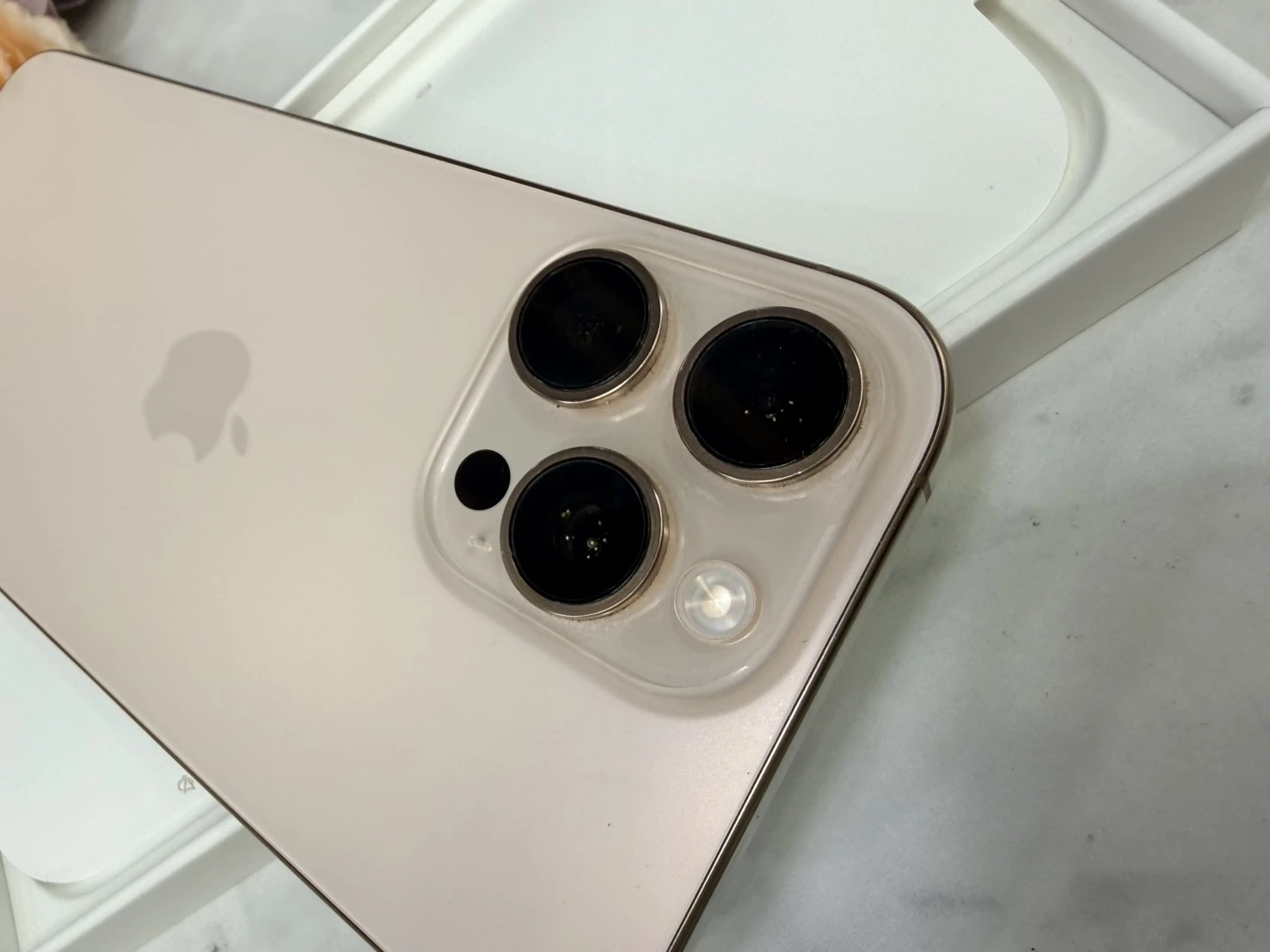 iPhone 16 Pro max 256g 金 電池91% (螢幕左上小刮傷)有盒裝有配件