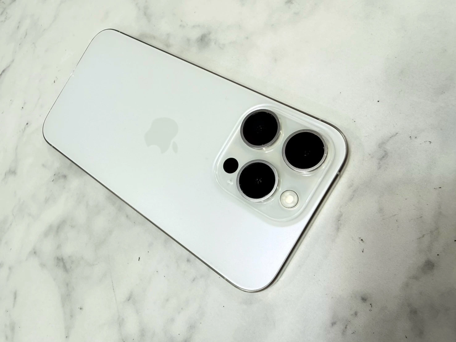 iPhone 15 Pro 512G 白 電池81% (相機3倍鏡不能使用其他都正常.螢幕小亮點如圖不影響使用客戶已使用一年沒有擴大)(邊角一小傷大容量反映在價格上)無盒裝有配件