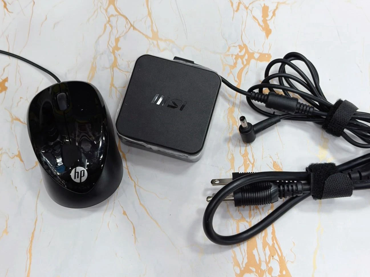 msi modern 14 b11mou i5-1135G7 14吋 (12G+512G) 附原廠充電線 有線滑鼠 無盒裝有配件