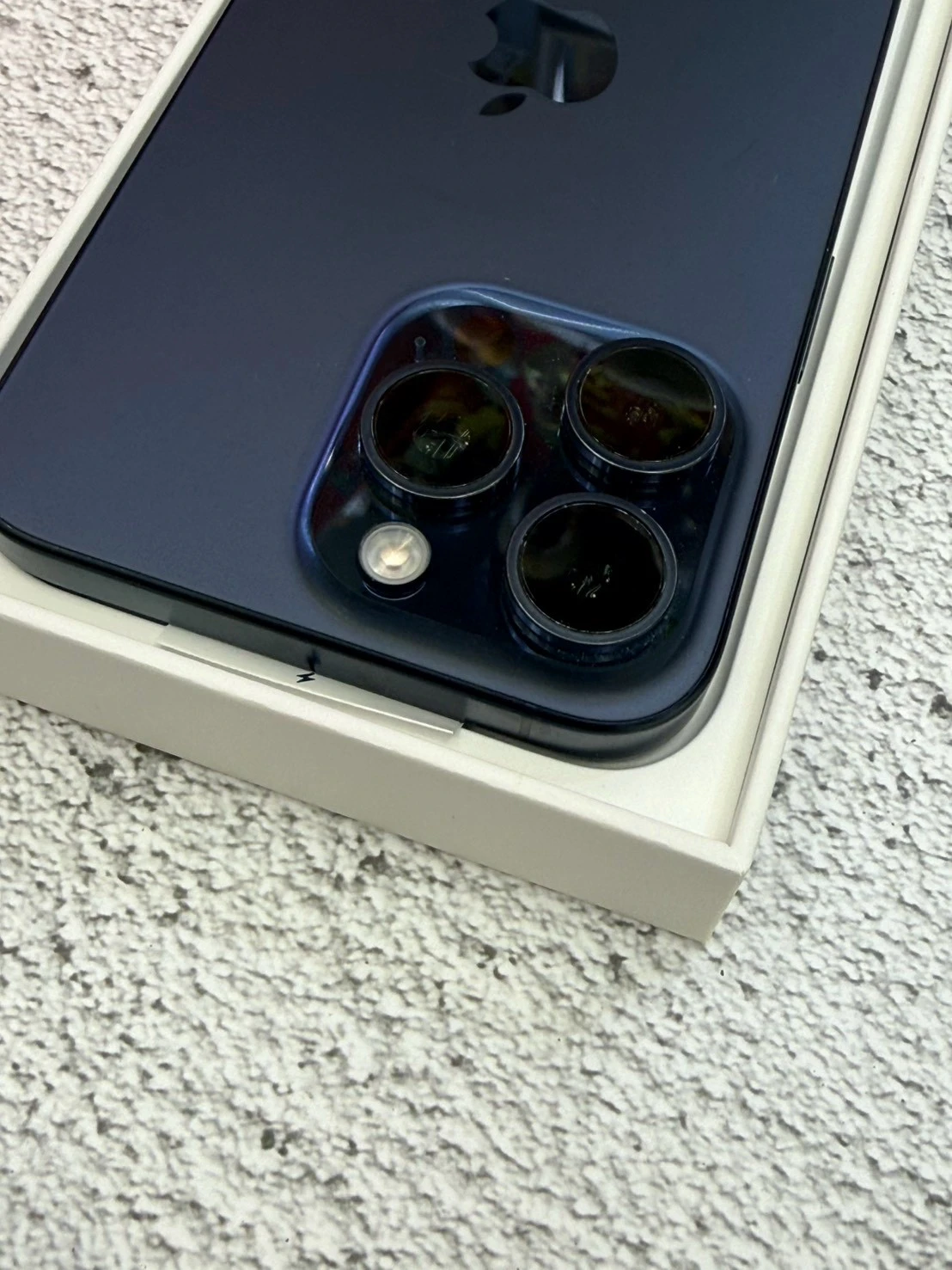iPhone 15 Pro Max 512g 藍 電池79% (邊框小傷) 無盒裝有配件