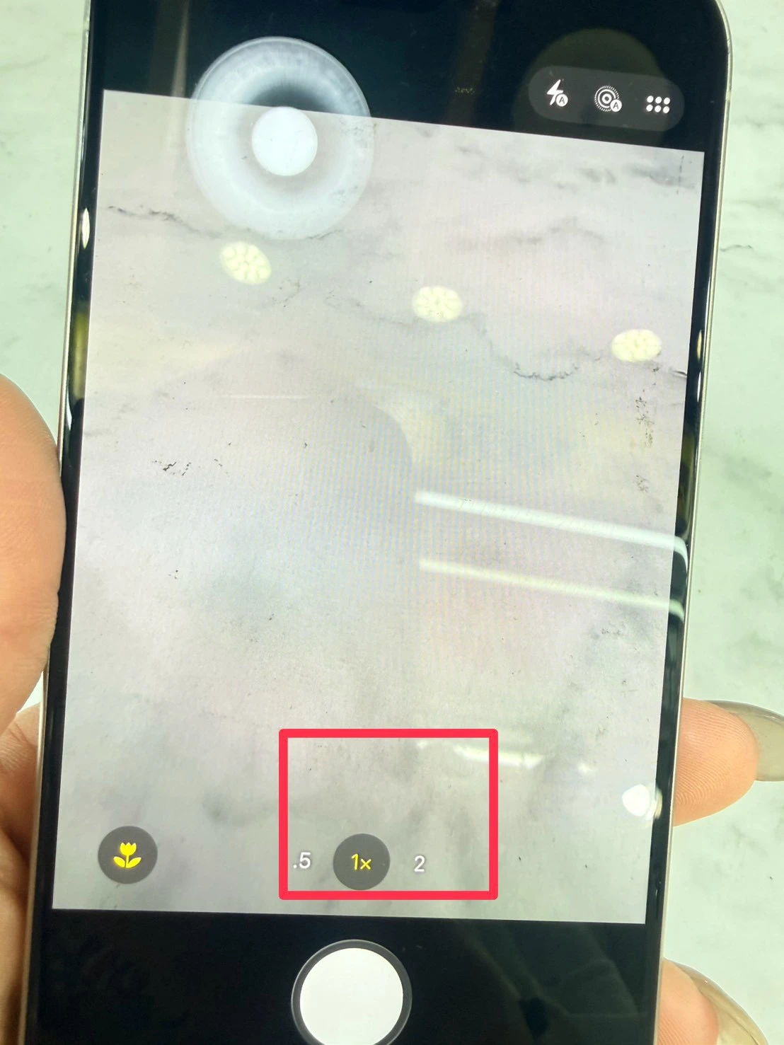 iPhone 15 Pro 512G 白 電池81% (相機3倍鏡不能使用其他都正常.螢幕小亮點如圖不影響使用客戶已使用一年沒有擴大)(邊角一小傷大容量反映在價格上)無盒裝有配件