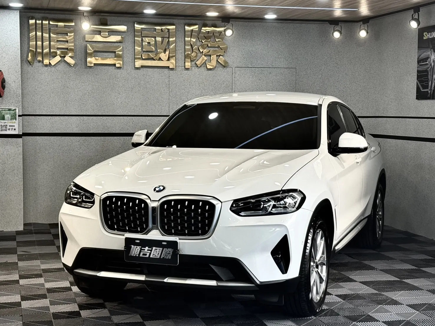 【 2022年BMW X4 XDrive 20i 】