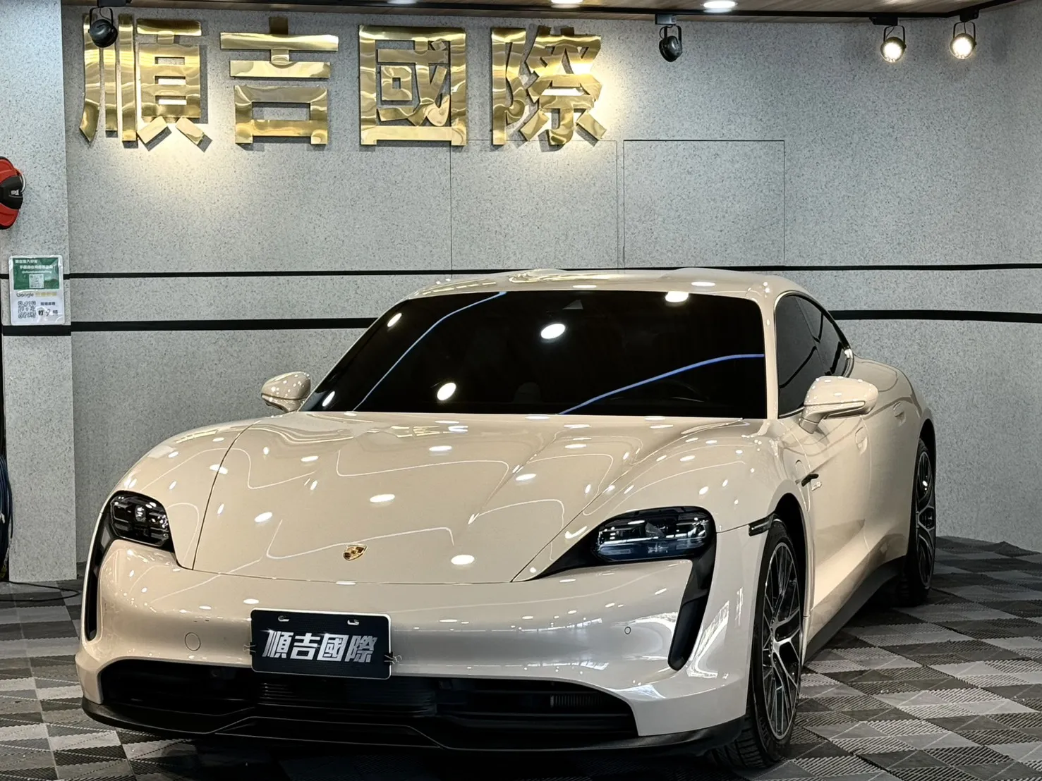 ⚡ 2022式 Porsche Taycan｜純電跑格 × 選配價值 7X 萬 ⚡ 開上這台 Taycan，你就是全場的焦點。 