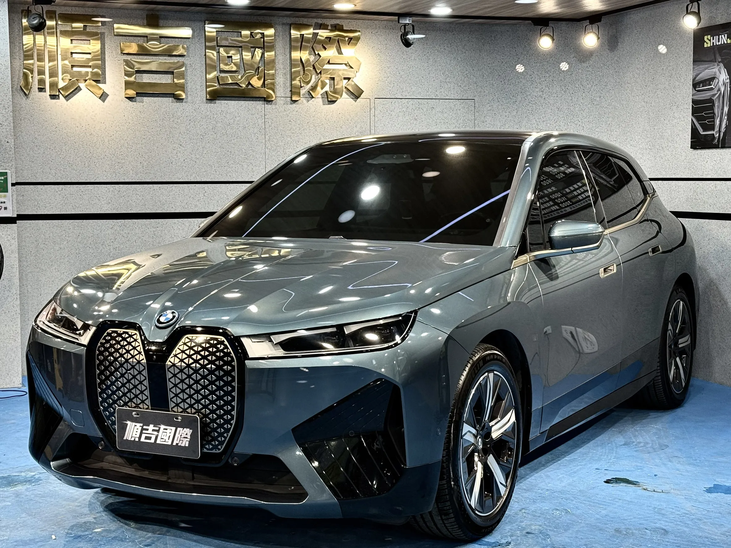 ? 2022 BMW IX XDRIVE 40 ? 漂亮車一次來兩台?