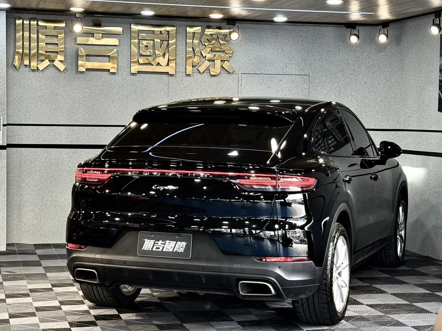 【 2023年 Porsche Cayenne Coupe 】