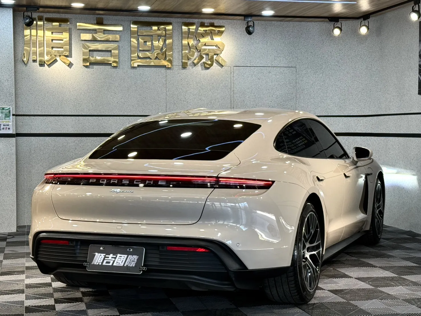 ⚡ 2022式 Porsche Taycan｜純電跑格 × 選配價值 7X 萬 ⚡ 開上這台 Taycan，你就是全場的焦點。 