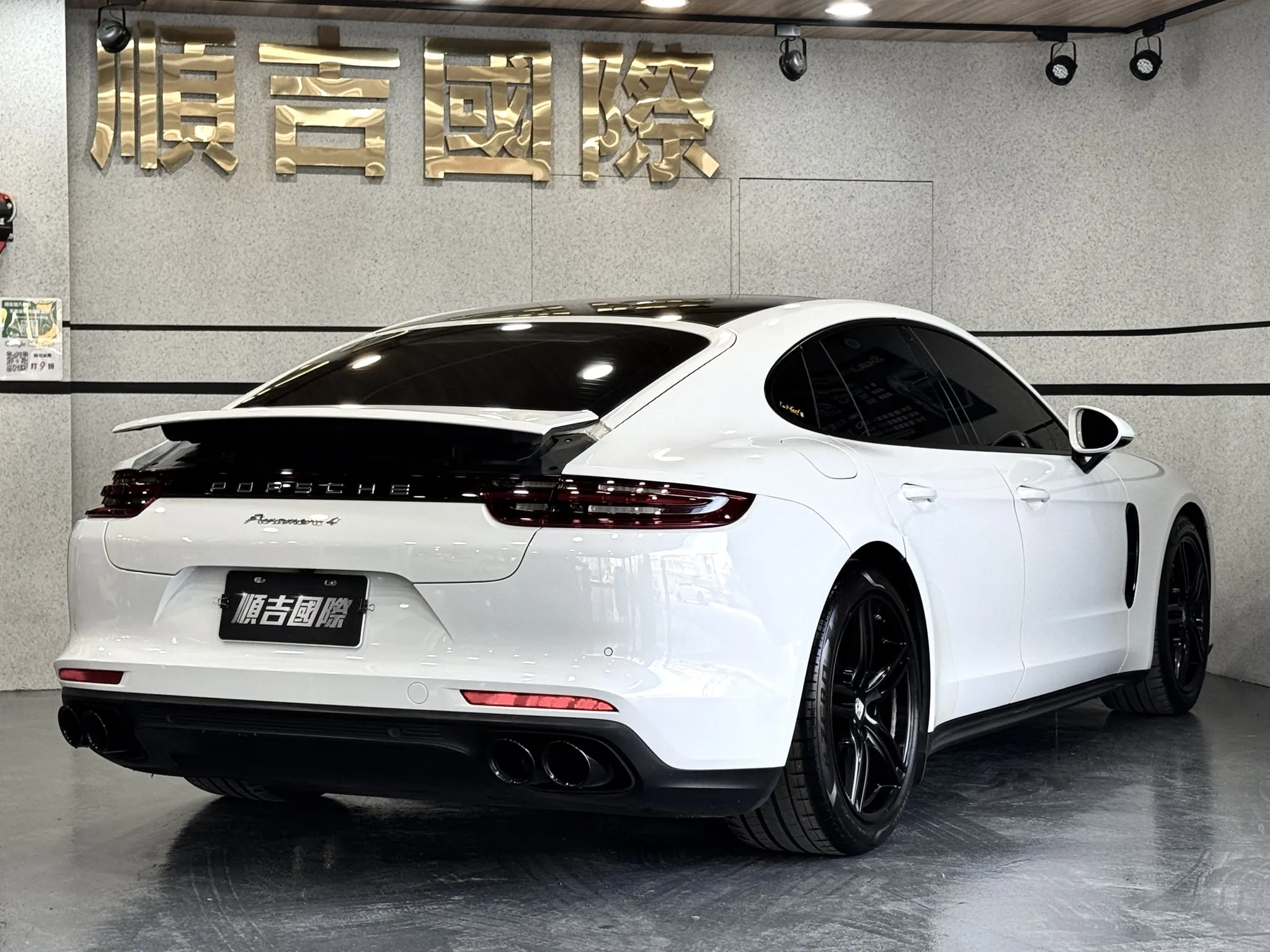 【 2017 Porsche Panamera 4 】