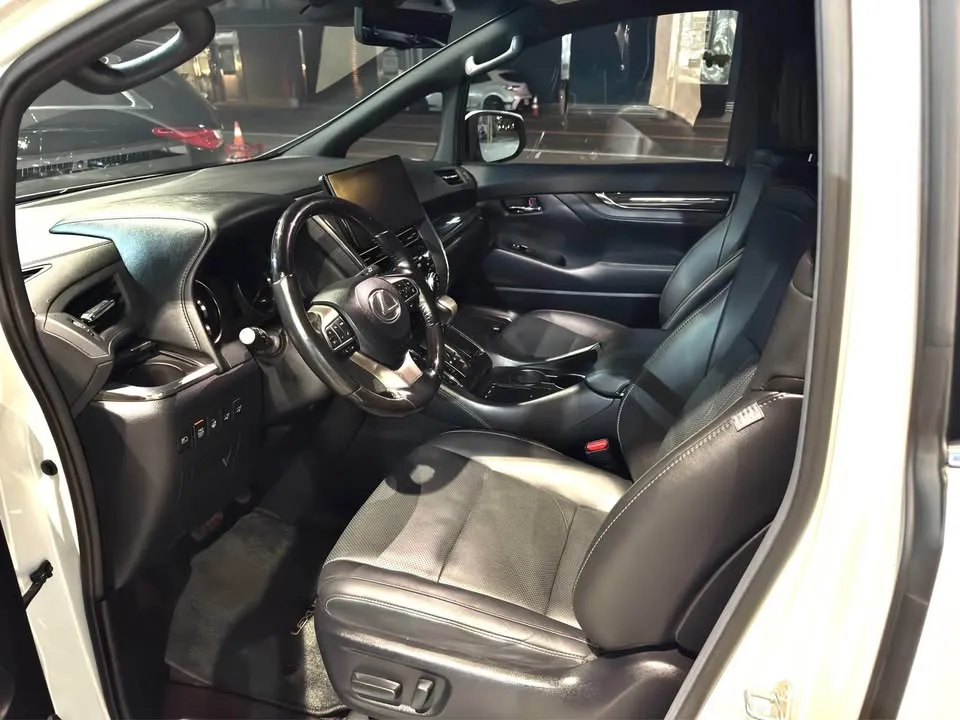 【2021 LEXUS LM300h】