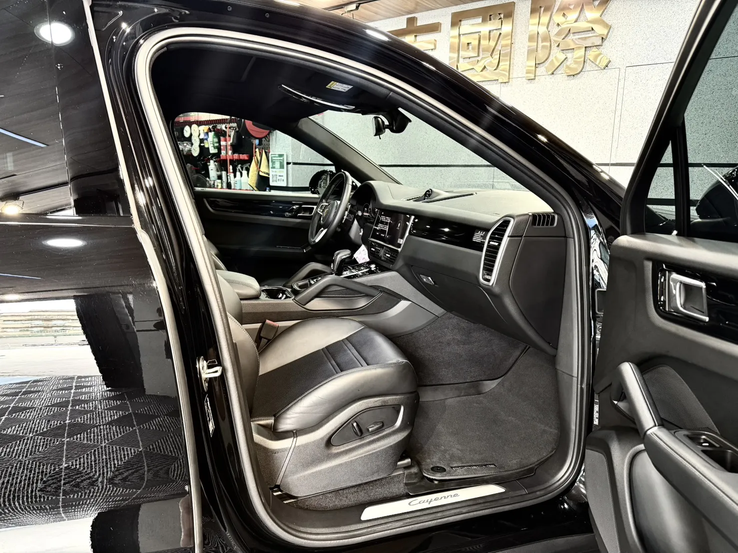 【 2023年 Porsche Cayenne Coupe 】