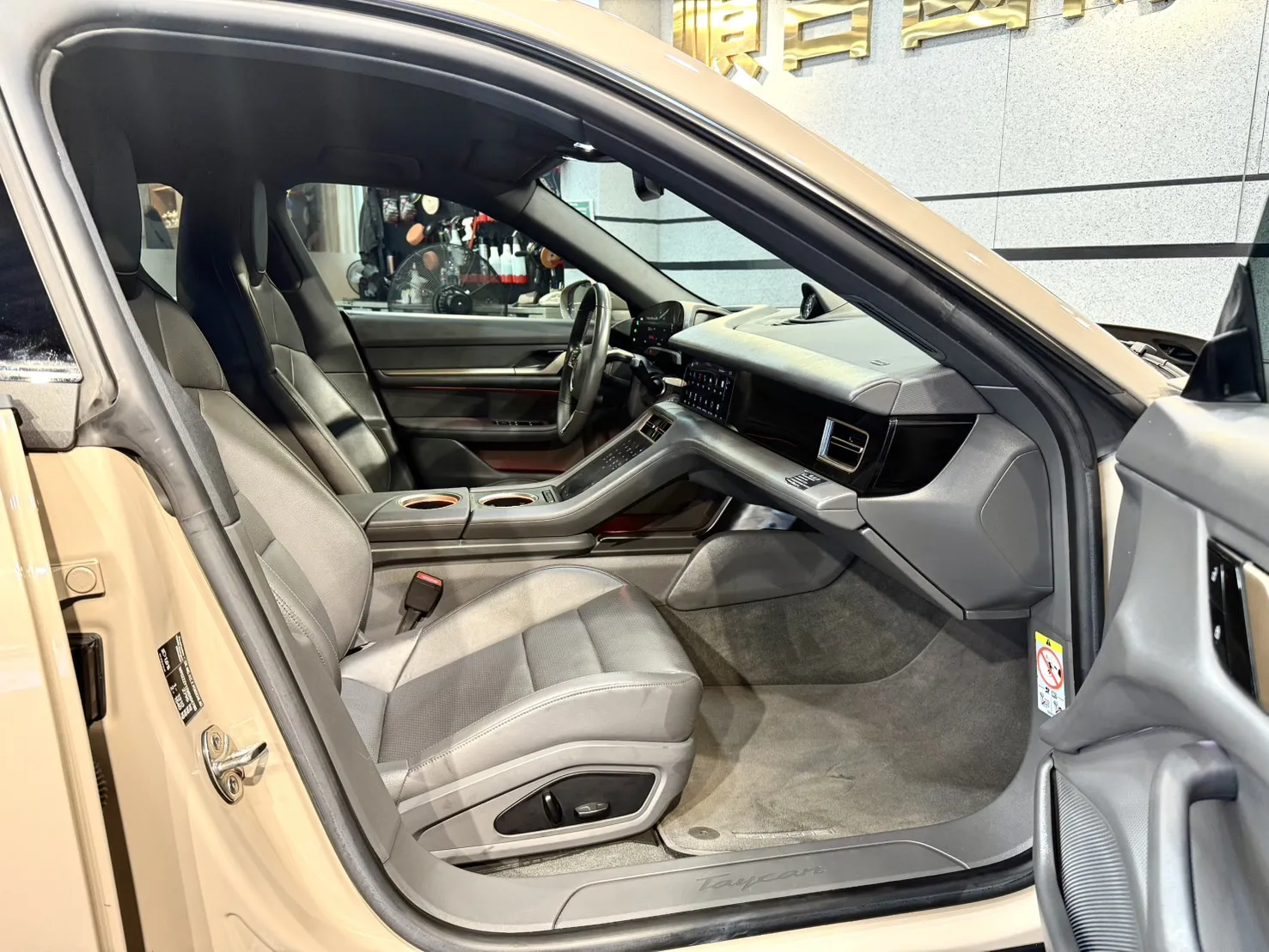 ⚡ 2022式 Porsche Taycan｜純電跑格 × 選配價值 7X 萬 ⚡ 開上這台 Taycan，你就是全場的焦點。 