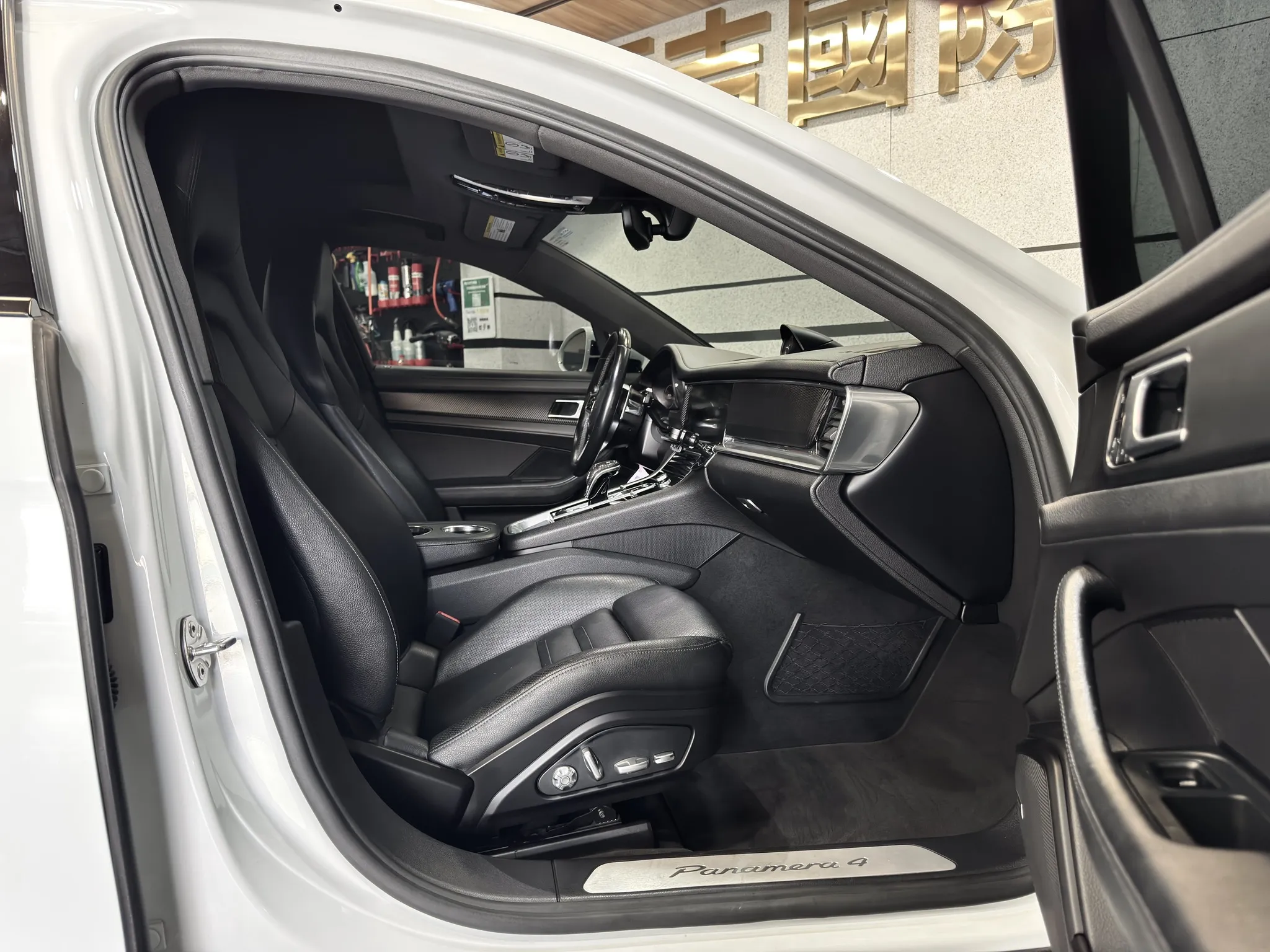 【 2017 Porsche Panamera 4 】