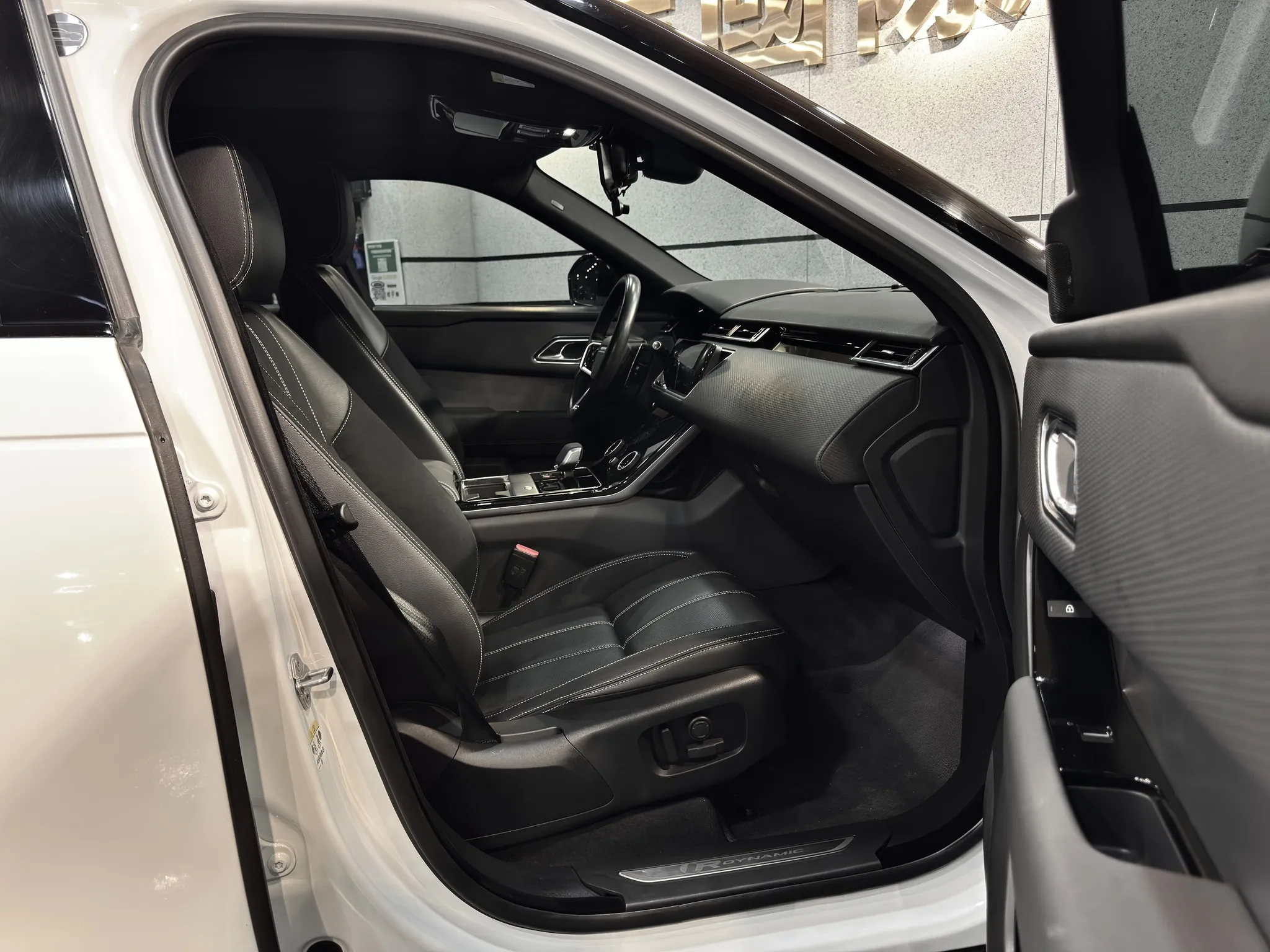 【2023 Land Rover Range Rover Evoque P250 R-Dynamic SE】