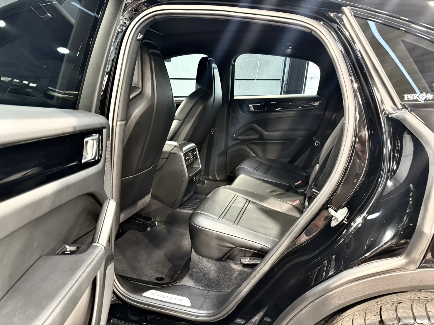【 2023年 Porsche Cayenne Coupe 】