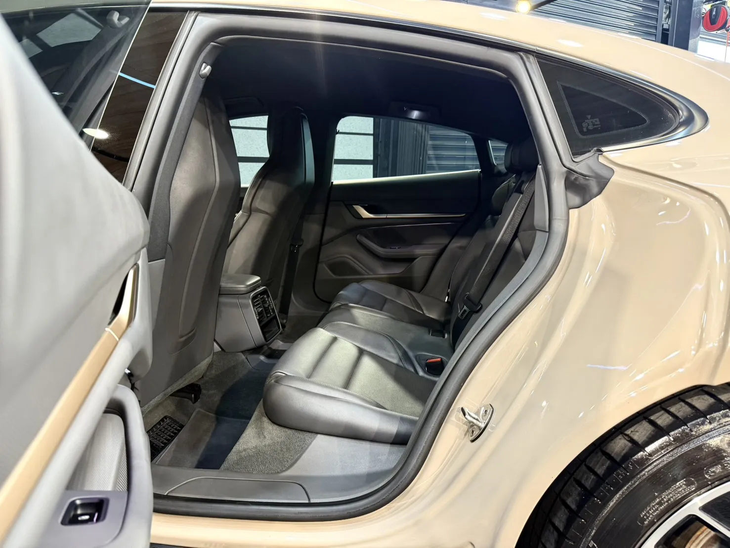 ⚡ 2022式 Porsche Taycan｜純電跑格 × 選配價值 7X 萬 ⚡ 開上這台 Taycan，你就是全場的焦點。 
