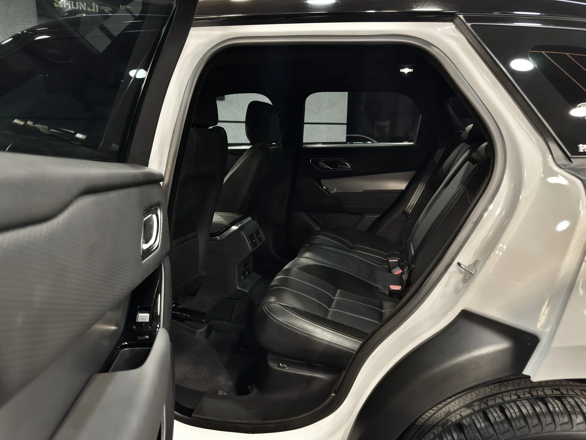 【2023 Land Rover Range Rover Evoque P250 R-Dynamic SE】