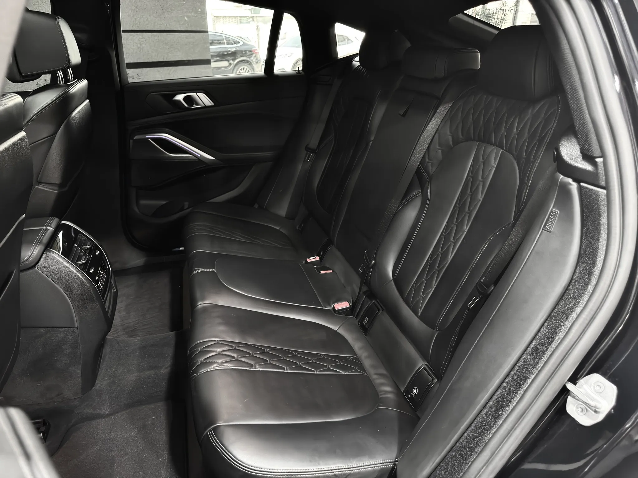 【2022 BMW X6 XDrive40i M Sport】黑