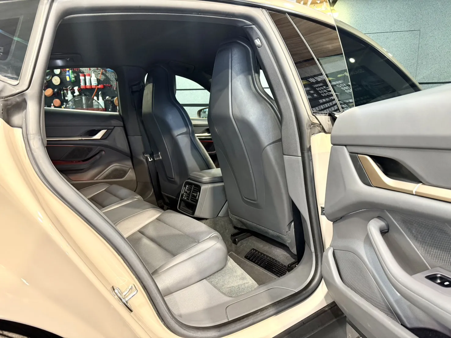 ⚡ 2022式 Porsche Taycan｜純電跑格 × 選配價值 7X 萬 ⚡ 開上這台 Taycan，你就是全場的焦點。 