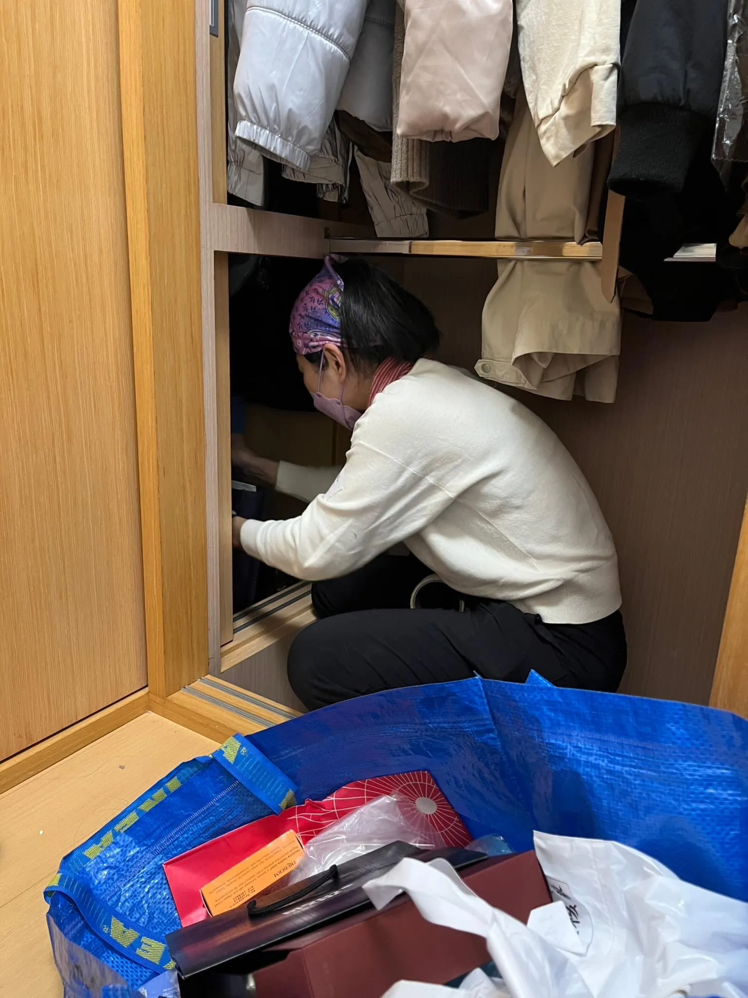 我是 在又大又深的衣櫃裡挖呀挖