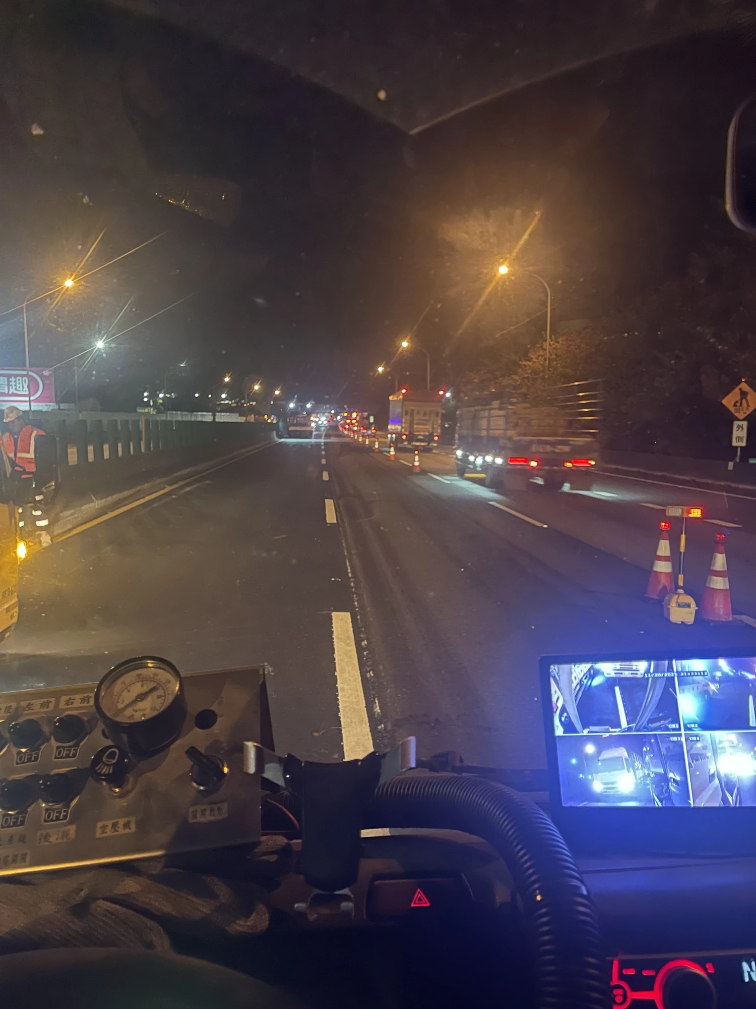 配合高速公路，夜間瀝青鋪設施作
