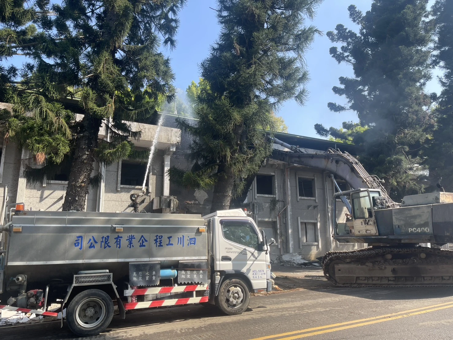 老舊房舍拆除灑水避免揚塵
