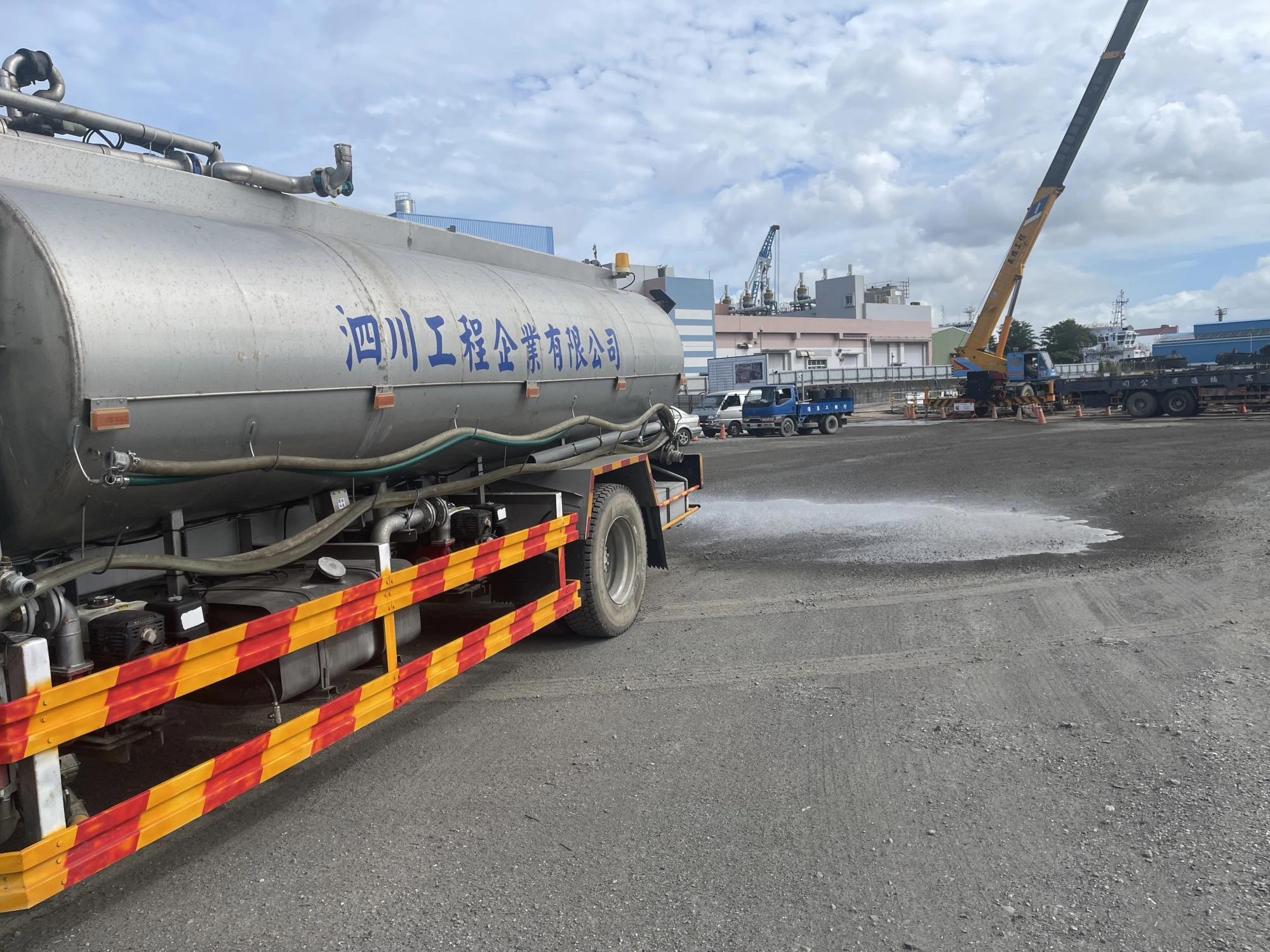 高雄大林電廠內，避免揚塵灑水